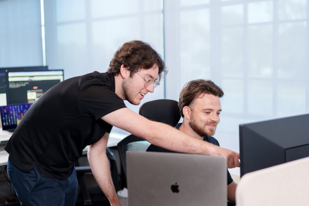 The Quiet Tug of War AI Content vs Human Writing in Modern SEO